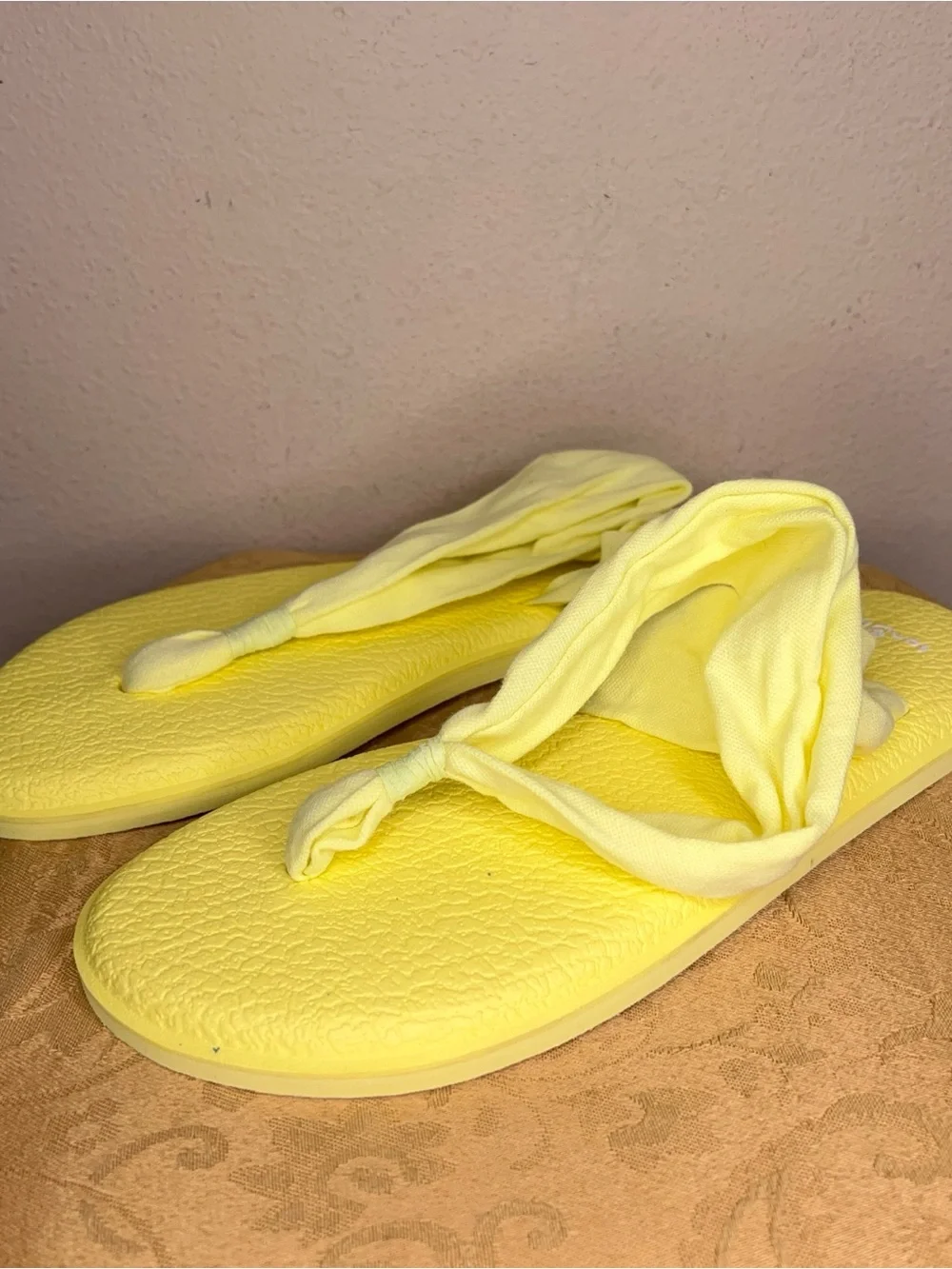 Size 9 Sanuk Yellow Nwot Sandals Soft Straps Comfy Beach Comfort Vacation